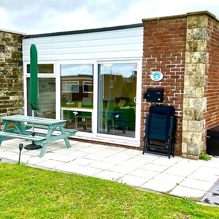 Chine Cottage Self-Catering Coastal Bungalow In Rural West Wight 淡水 外观 照片