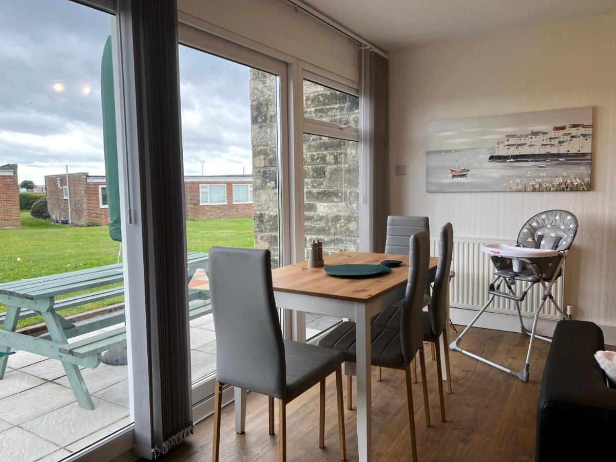Chine Cottage Self-Catering Coastal Bungalow In Rural West Wight 淡水 外观 照片