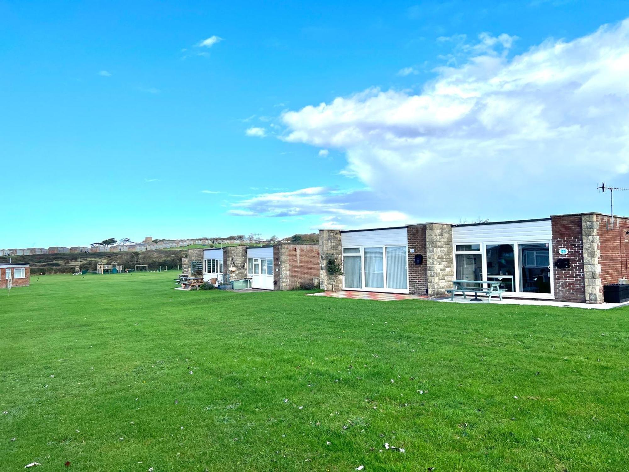 Chine Cottage Self-Catering Coastal Bungalow In Rural West Wight 淡水 外观 照片
