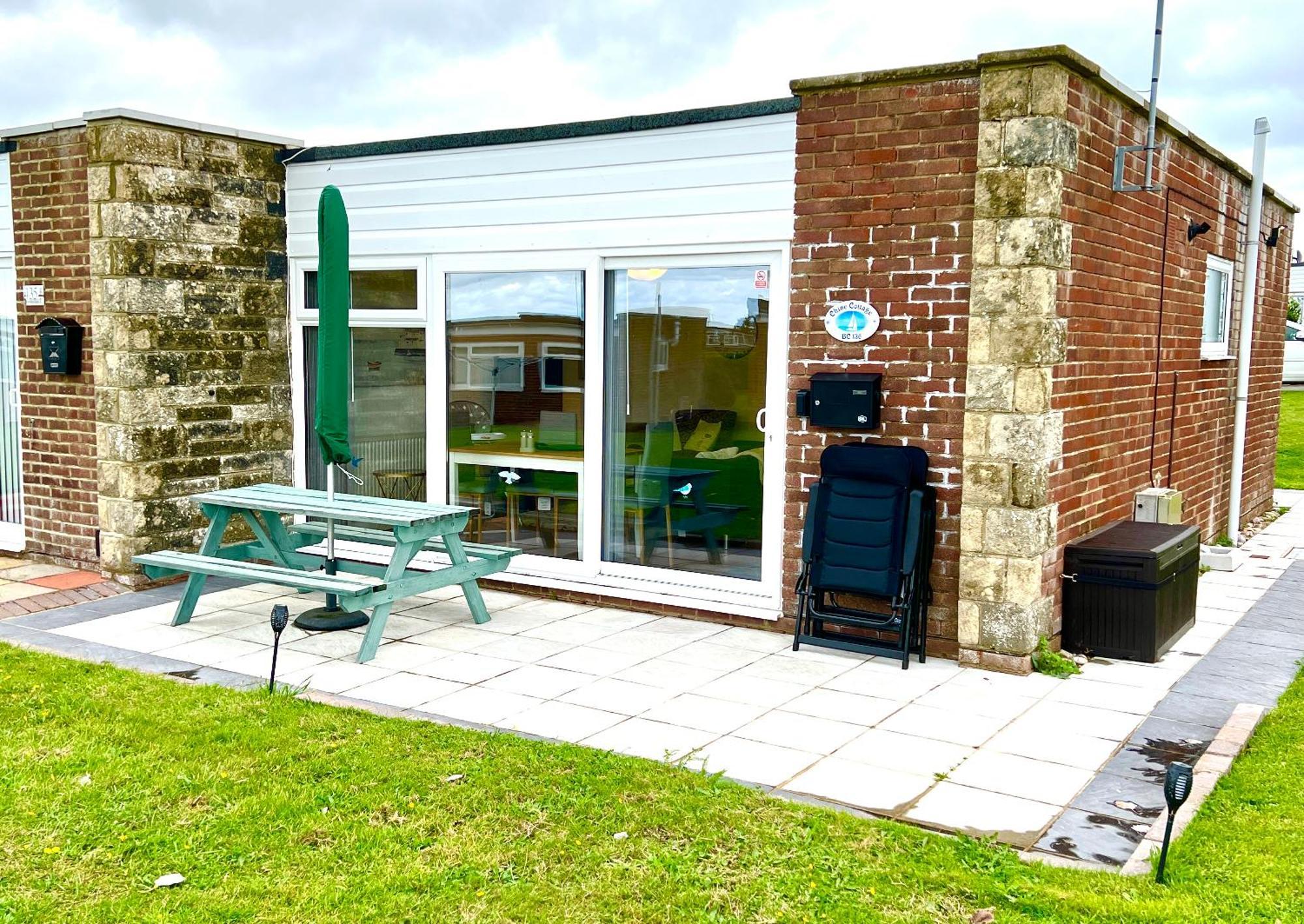 Chine Cottage Self-Catering Coastal Bungalow In Rural West Wight 淡水 外观 照片